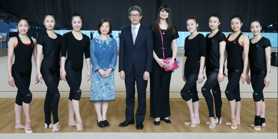 Посол Японии встретился с гимнастками