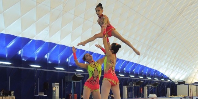 Birgə gimnastika yarışlarında akrobatların çıxışları yekunlaşdı