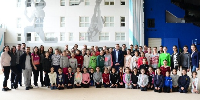 Young Azerbaijani gymnasts meet with Azerbaijani chess Grandmaster