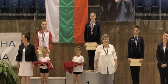 Bədii gimnastlar Varnadan medallarla qayıdır